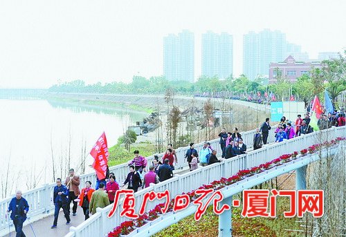 厦门日报：同安慢行线路串联城区景点 三千老人健步体验
