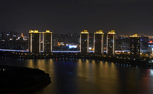 厦门湖边水库环湖建筑夜景